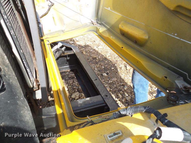 image for item DL0769 2004 GMC C7500  truck cab and chassis