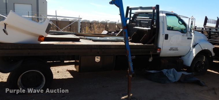 image for item EX9501 2001 Ford F650  flatbed truck