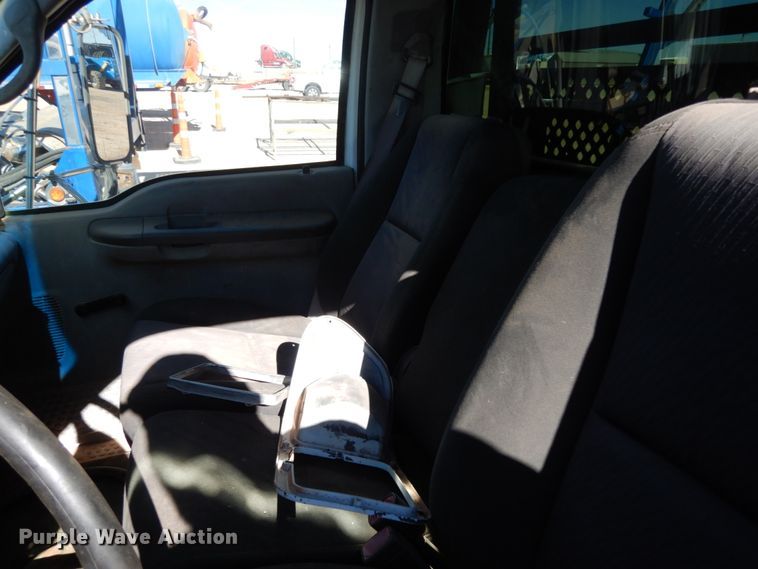 image for item EX9501 2001 Ford F650  flatbed truck