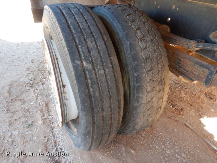 image for item EX9501 2001 Ford F650  flatbed truck