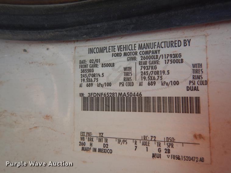 image for item EX9501 2001 Ford F650  flatbed truck