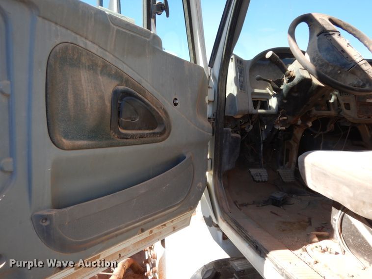 image for item EX9503 2002 International 4300  truck cab and chassis