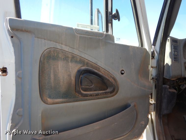 image for item EX9503 2002 International 4300  truck cab and chassis