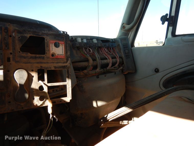 image for item EX9503 2002 International 4300  truck cab and chassis