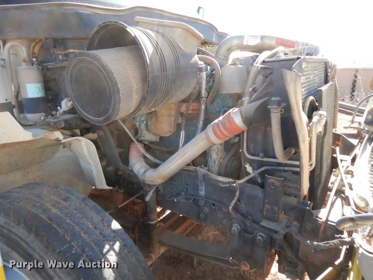 image for item EX9503 2002 International 4300  truck cab and chassis