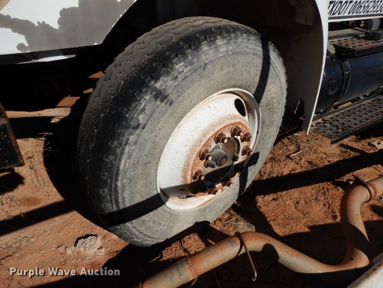 image for item EX9503 2002 International 4300  truck cab and chassis