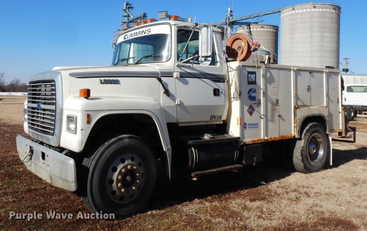 image for item GG9292 1996 Ford L8000  service truck