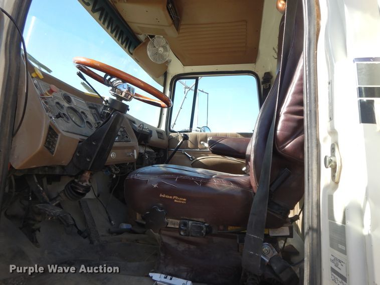 image for item GG9292 1996 Ford L8000  service truck