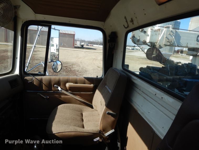 image for item GG9292 1996 Ford L8000  service truck