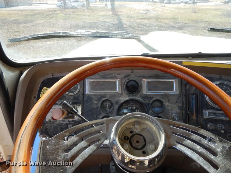 image for item GG9292 1996 Ford L8000  service truck