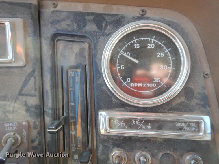 image for item GG9292 1996 Ford L8000  service truck