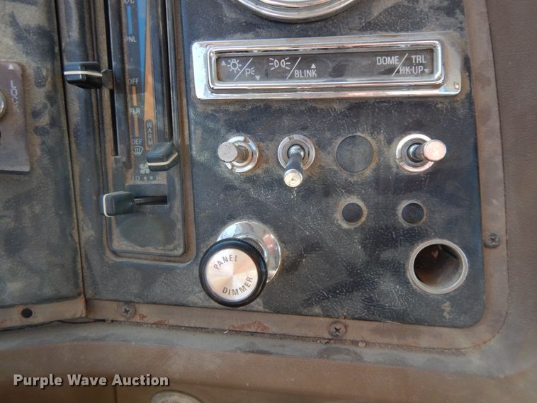 image for item GG9292 1996 Ford L8000  service truck