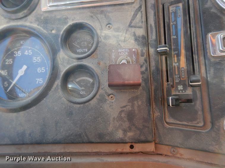 image for item GG9292 1996 Ford L8000  service truck