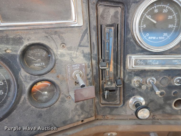 image for item GG9292 1996 Ford L8000  service truck