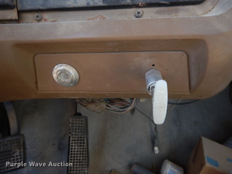 image for item GG9292 1996 Ford L8000  service truck