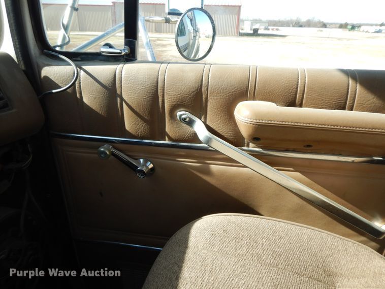 image for item GG9292 1996 Ford L8000  service truck