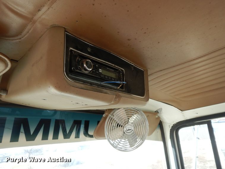 image for item GG9292 1996 Ford L8000  service truck