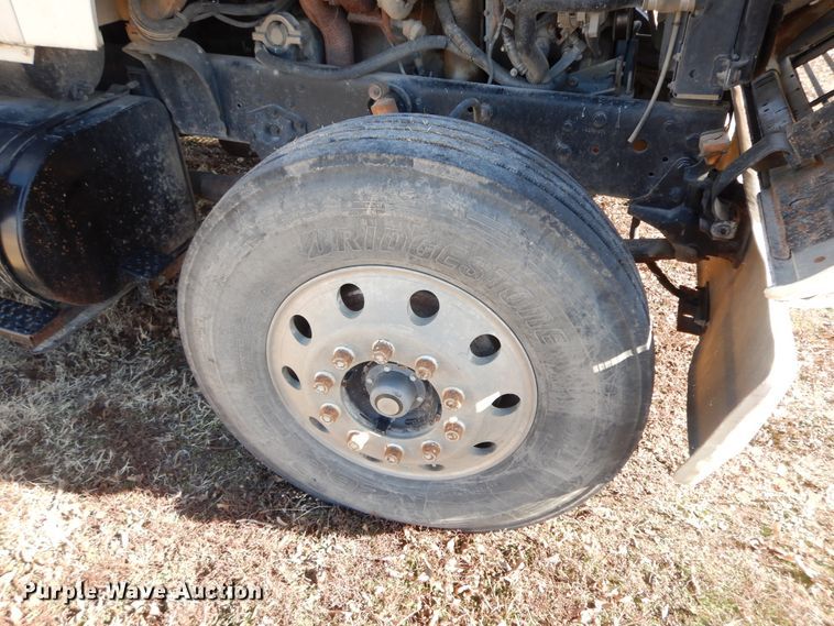 image for item GG9292 1996 Ford L8000  service truck