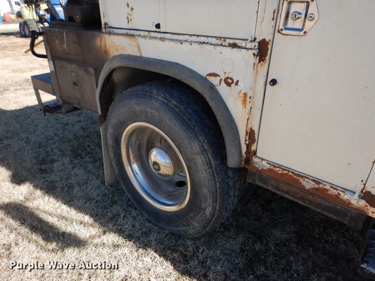 image for item GG9292 1996 Ford L8000  service truck