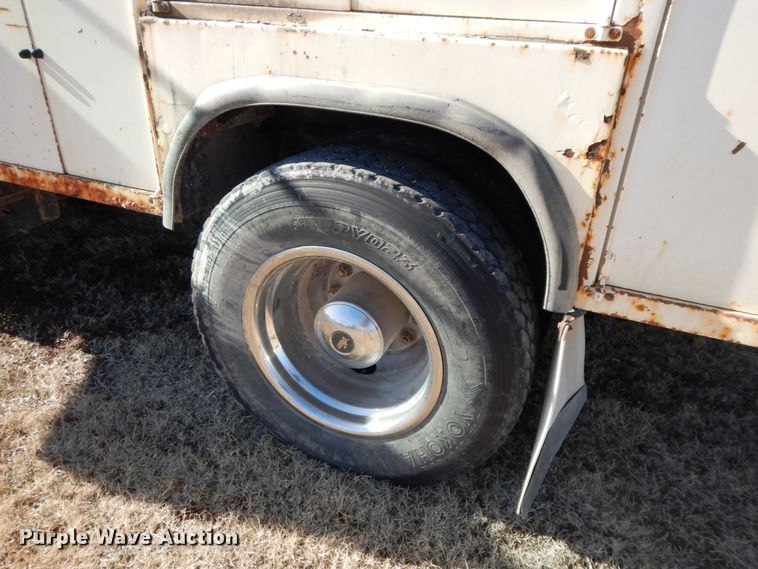 image for item GG9292 1996 Ford L8000  service truck