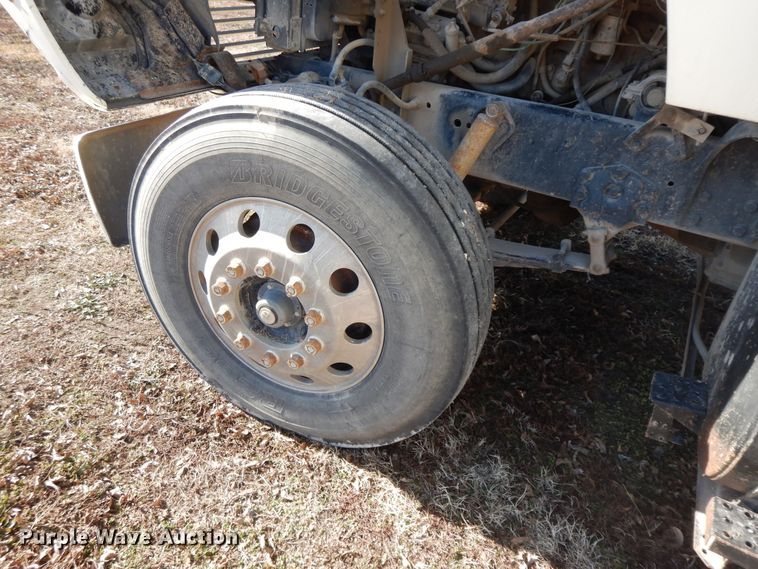 image for item GG9292 1996 Ford L8000  service truck