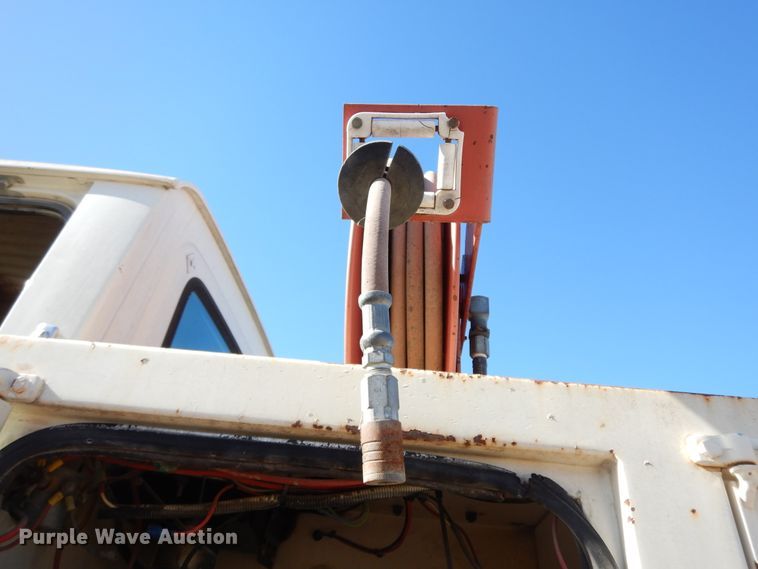 image for item GG9292 1996 Ford L8000  service truck