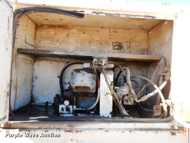 image for item GG9292 1996 Ford L8000  service truck