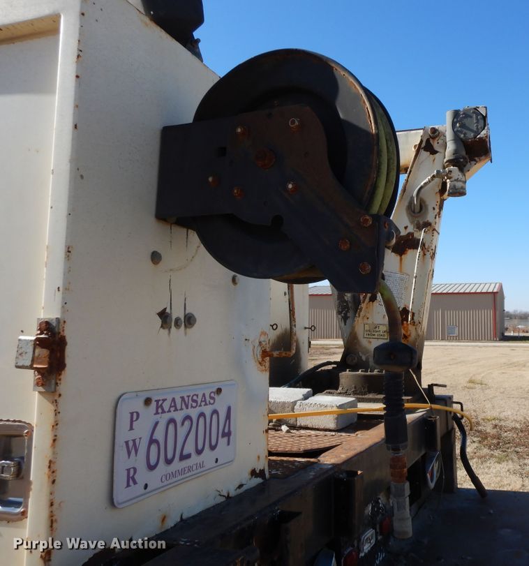 image for item GG9292 1996 Ford L8000  service truck