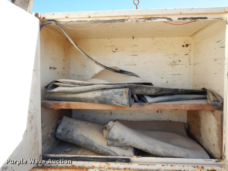 image for item GG9292 1996 Ford L8000  service truck