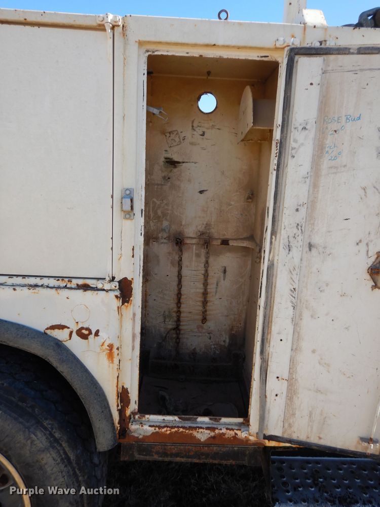 image for item GG9292 1996 Ford L8000  service truck