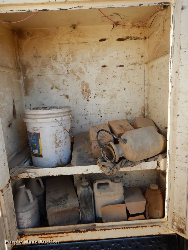 image for item GG9292 1996 Ford L8000  service truck