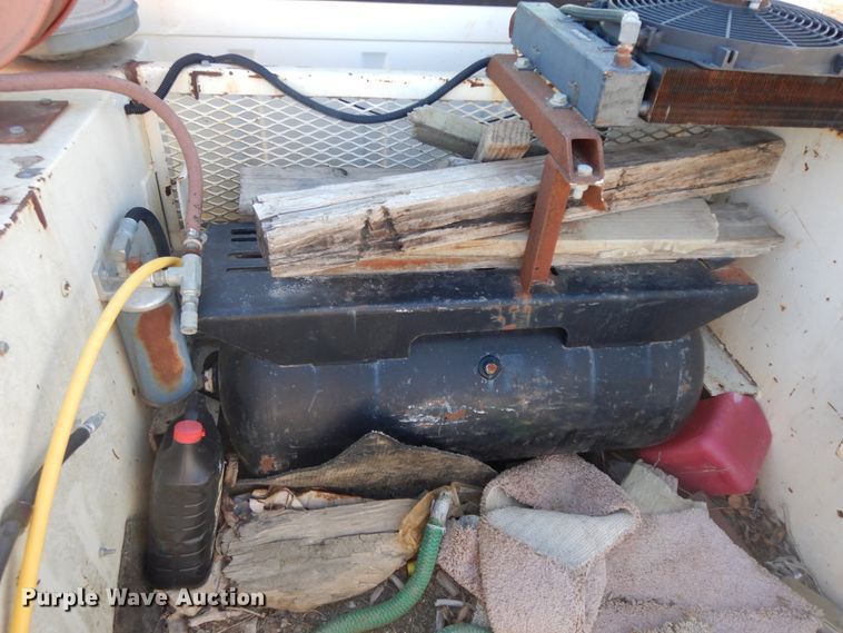 image for item GG9292 1996 Ford L8000  service truck