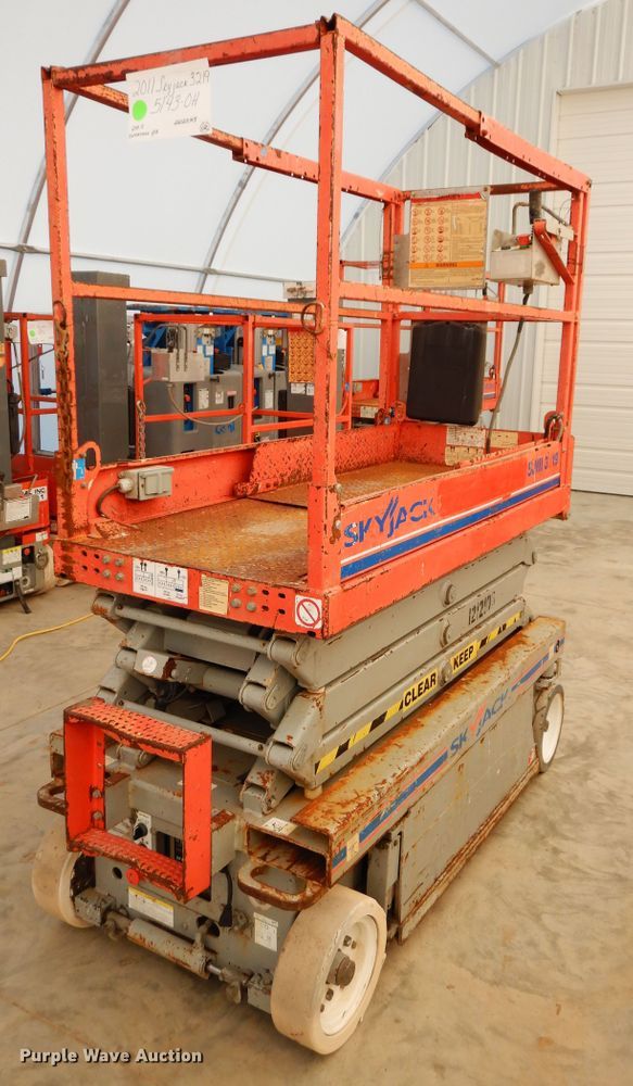 image for item GG9326 2011 Skyjack SJIII 3219  scissor lift