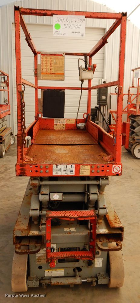 image for item GG9326 2011 Skyjack SJIII 3219  scissor lift