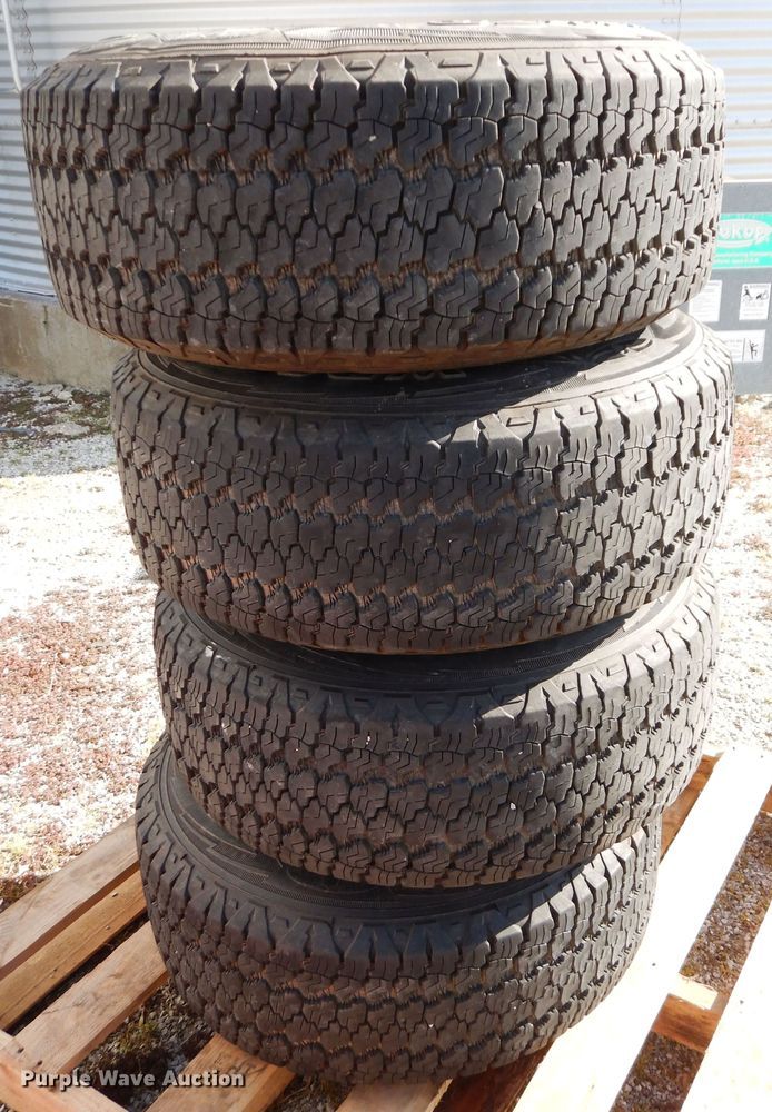 image for item GG9360 (4) tires and wheels