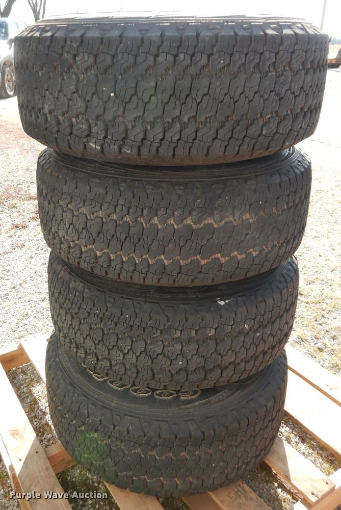 image for item GG9360 (4) tires and wheels