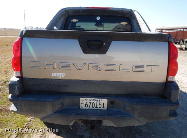 image for item GG9377 2003 Chevrolet Avalanche  Crew Cab pickup truck