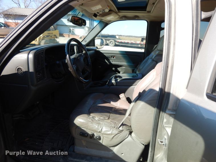 image for item GG9377 2003 Chevrolet Avalanche  Crew Cab pickup truck