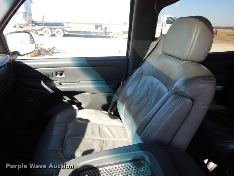 image for item GG9377 2003 Chevrolet Avalanche  Crew Cab pickup truck