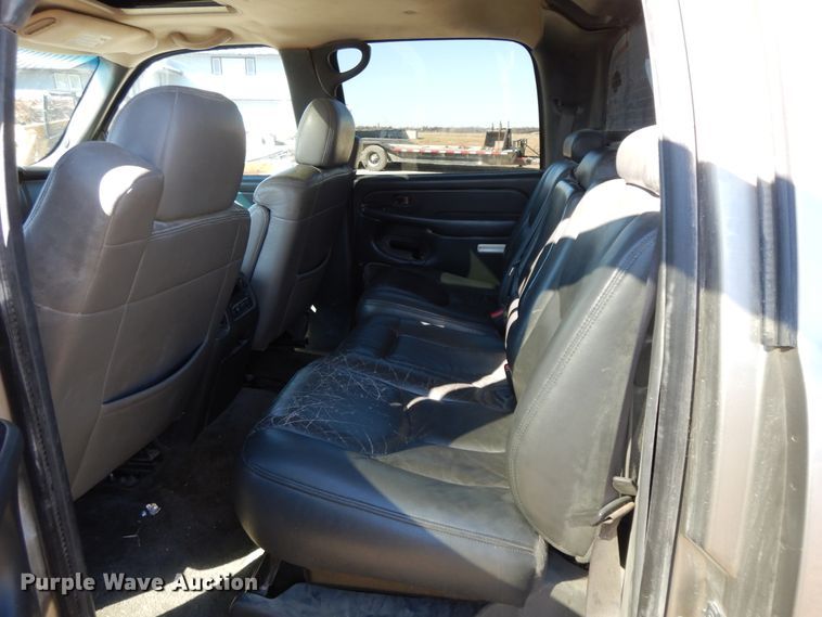 image for item GG9377 2003 Chevrolet Avalanche  Crew Cab pickup truck