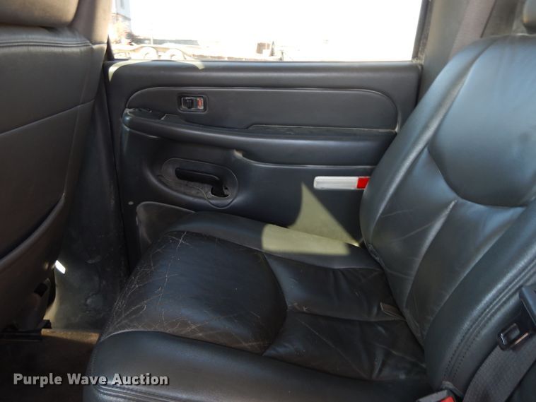 image for item GG9377 2003 Chevrolet Avalanche  Crew Cab pickup truck