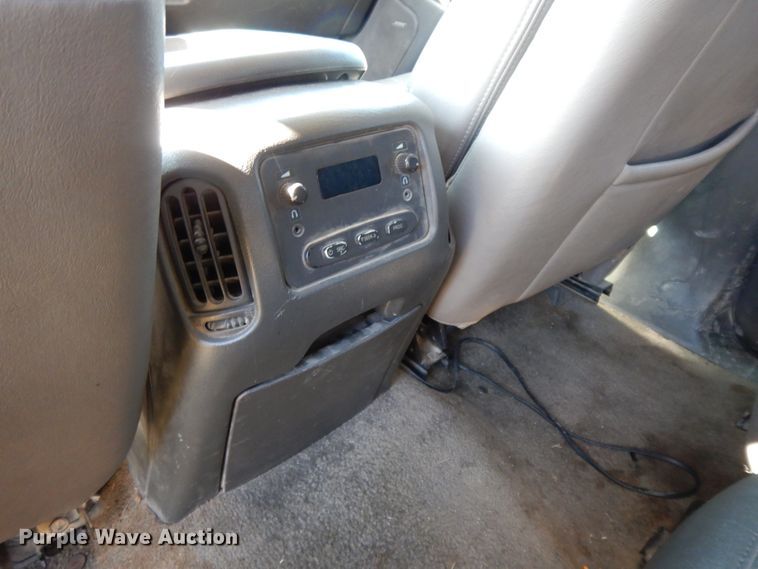 image for item GG9377 2003 Chevrolet Avalanche  Crew Cab pickup truck