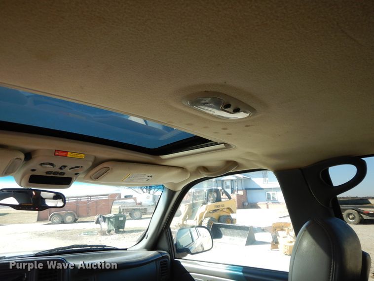 image for item GG9377 2003 Chevrolet Avalanche  Crew Cab pickup truck