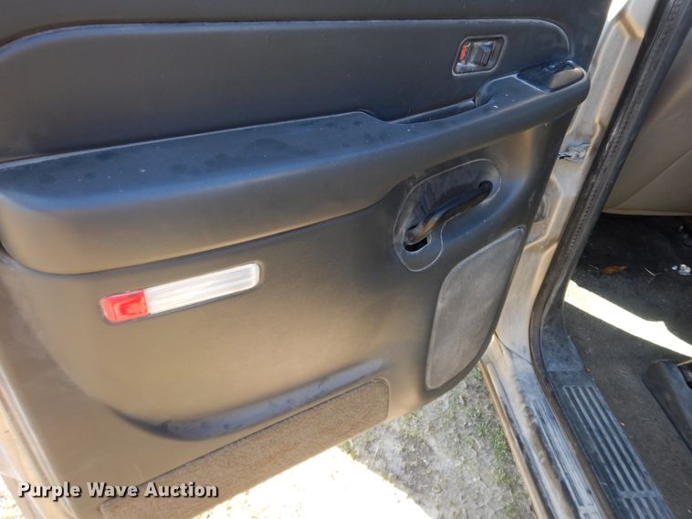 image for item GG9377 2003 Chevrolet Avalanche  Crew Cab pickup truck