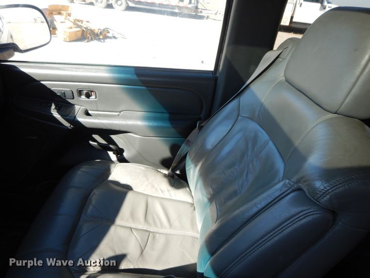 image for item GG9377 2003 Chevrolet Avalanche  Crew Cab pickup truck