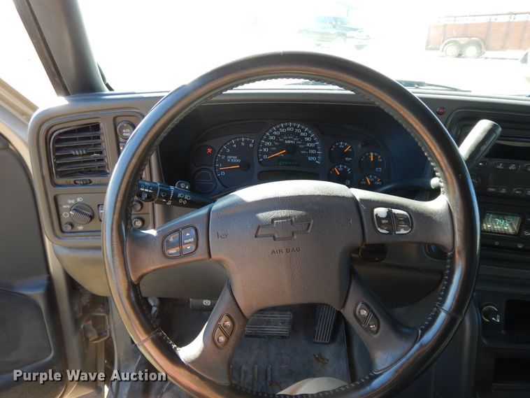 image for item GG9377 2003 Chevrolet Avalanche  Crew Cab pickup truck