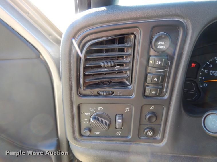 image for item GG9377 2003 Chevrolet Avalanche  Crew Cab pickup truck