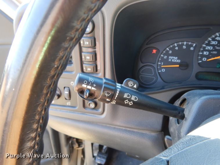 image for item GG9377 2003 Chevrolet Avalanche  Crew Cab pickup truck