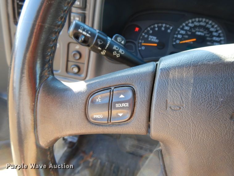 image for item GG9377 2003 Chevrolet Avalanche  Crew Cab pickup truck