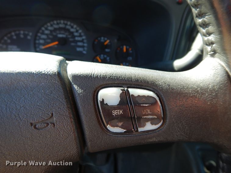 image for item GG9377 2003 Chevrolet Avalanche  Crew Cab pickup truck